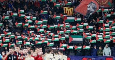 جماهير أوساسونا تساند القضية الفلسطينية خلال مواجهة غرناطة بالليجا.. صور