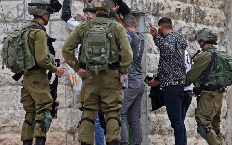 الاحتلال يشن حملة اعتقالات في صفوف الفلسطينيين.. وإسرائيل تبدأ مناورة "مفاجئة"