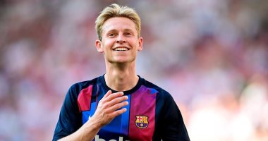 جماهير برشلونة تصدم دي يونج وتوافق على بيعه فى الصيف