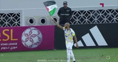 الجزائري براهيمي يحتفل بعلم فلسطين بعد تسجيله هدفين في الدوري القطري.. فيديو