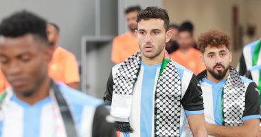 حمدي فتحي يدعم فلسطين مع الوكرة خلال مباراة أم صلال في الدوري القطري.. صور