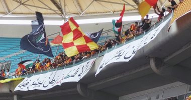 فلسطين وطن يعيش فينا.. جماهير الترجى تدعم غزة فى مباراة الوداد