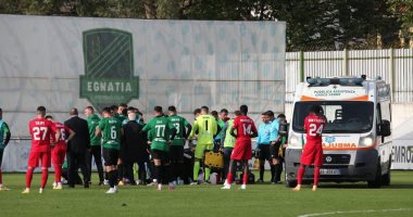 وفاة لاعب غاني بعد سقوطه في الملعب بالدوري الألباني.. فيديو