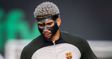 مدافع برشلونة يخوض مواجهة جيرونا بــ “القناع”