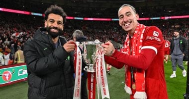 محمد صلاح يشارك نجوم ليفربول الاحتفال بكأس الرابطة الإنجليزية.. صور