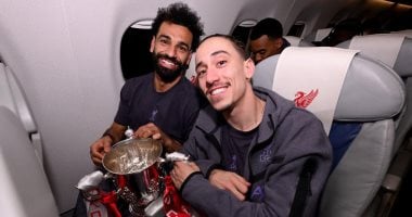 محمد صلاح يحتفل بكأس الرابطة الإنجليزية فى رحلة العودة إلى ليفربول.. صور