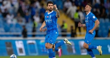 الهلال يعزز صدارة الدوري السعودي بثلاثية ضد الرياض.. فيديو