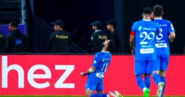 الهلال يكتفى بهدف الشهرى ضد الأخدود فى الشوط الأول.. فيديو