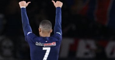 مبابي على مقاعد بدلاء باريس سان جيرمان ضد كليرمون فوت في الدوري الفرنسي