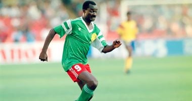 جول مورنينج.. الكاميرونى ميلا يتلاعب بالكولومبى هيجيتا فى مونديال 90