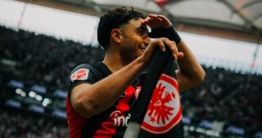 فرانكفورت يعلن إجراء عمر مرموش جراحة في يده اليسرى غدًا