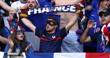 أقنعة مبابى تغزو مدرجات مباراة فرنسا ضد بولندا فى يورو 2024.. صور