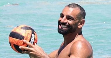 كرة طائرة وفاكهة.. شاهد يوميات محمد صلاح فى جزيرة ميكونوس اليونانية