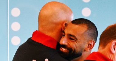 آرنى سلوت يستقبل محمد صلاح بالأحضان فى أول لقاء بعد العودة الى ليفربول
