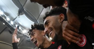 عمر مرموش بديلا بتشكيل آينتراخت ضد أولمبيك ليون فى الدوري الأوروبي