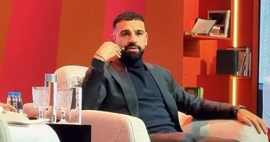 “يا ابني بس أنا جاي أتكلم كلمتين”.. محمد صلاح يداعب أحد المعجبين