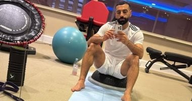 محمد صلاح يستعد لموقعة مانشستر يونايتد فى الجيم على طريقته الخاصة.. صور