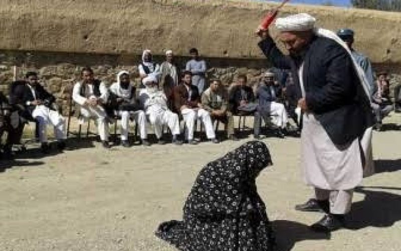 "طالبان" تجلد 12 شخصًا بينهم 3 نساء على الملأ.. ما السبب؟