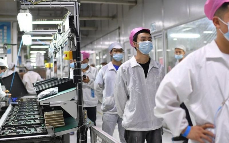 بالفيديو.. احتجاجات في أضخم مصنع لهواتف "آيفون" في الصين.. ما السبب؟