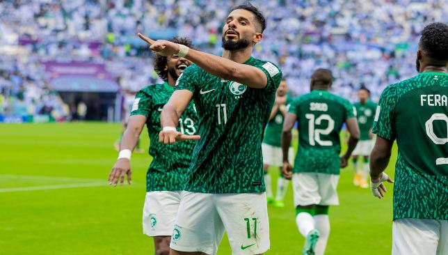فيفا يعلن حكم مباراة السعودية وبولندا في كأس العالم