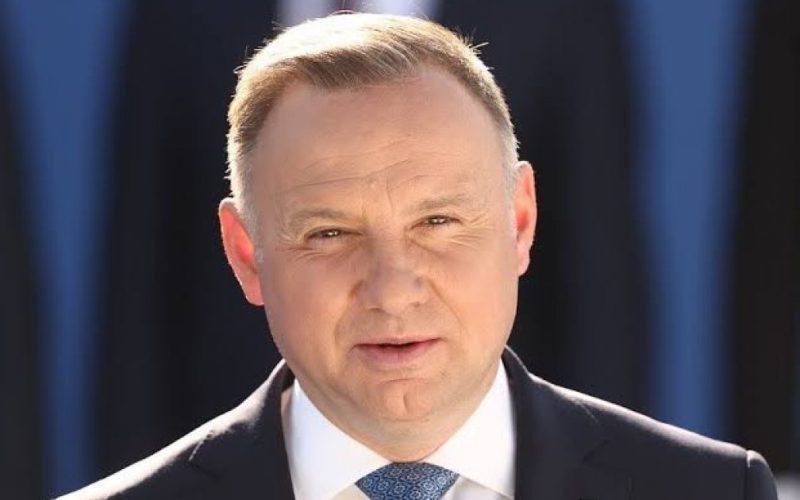 مخادع روسي يوهم رئيس بولندا أنه ماكرون وبحث معه "أزمة الصاروخ"
