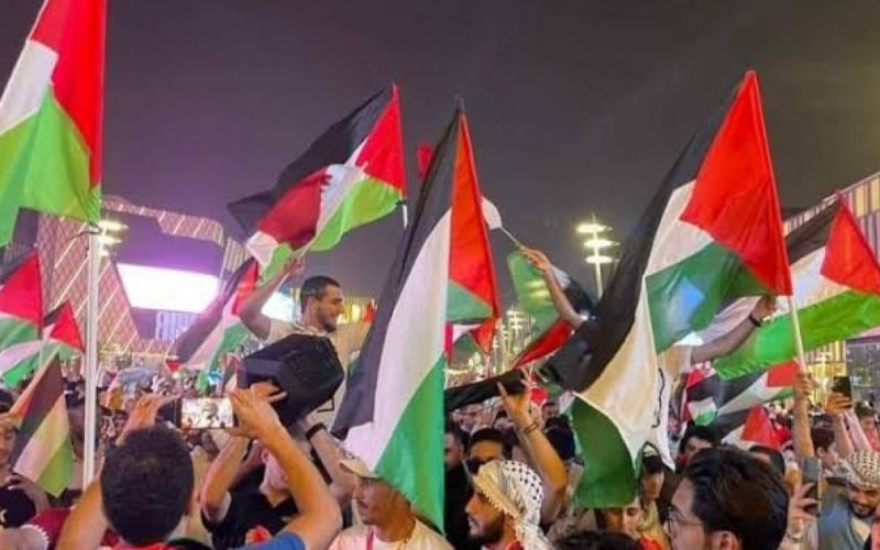 يحدث في قطر.. علم فلسطين يصنع الحدث بينما يتوارى الإسرائيليون خشية لفت الانتباه