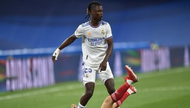 أجويرو يبرر سخريته من كامافينجا بعد فوز الأرجنتين بكأس العالم