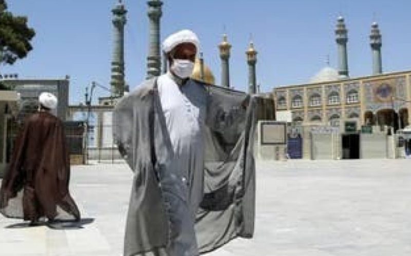 إيران: اعتداءات على رجال دين في قم وهتافات من الشرفات ضد خامنئي