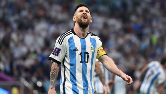إيميليانو مارتينيز يكشف الفارق بين أداء ميسي بكأس العالم وكوبا أمريكا