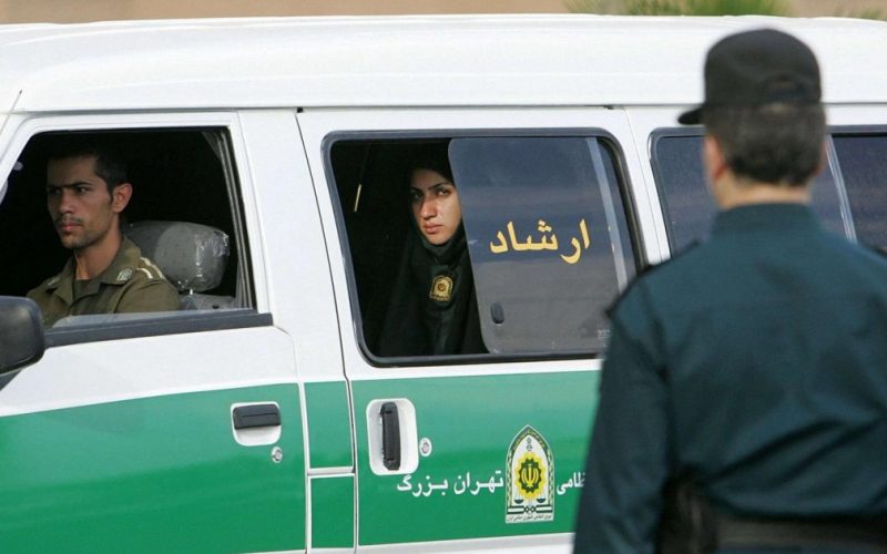 بعد أشهر من الاحتجاجات الدامية.. إيران تحلّ "شرطة الأخلاق" وتراجع قانون الحجاب