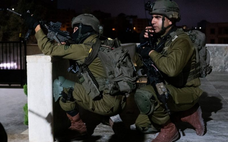 بينهم أربعة أشقاء.. القوات الإسرائيلية تشن حملة اعتقالات واسعة بالضفة