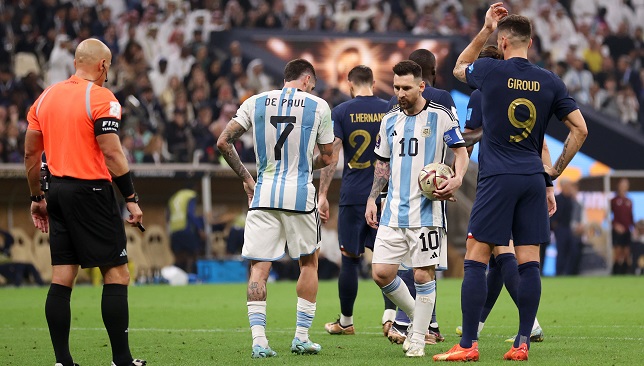 رأي خبراء التحكيم بركلة جزاء الأرجنتين في نهائي كأس العالم