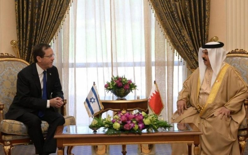 ملك البحرين لرئيس إسرائيل: ندعم السلام لازدهار الشعبين الفلسطيني والإسرائيلي