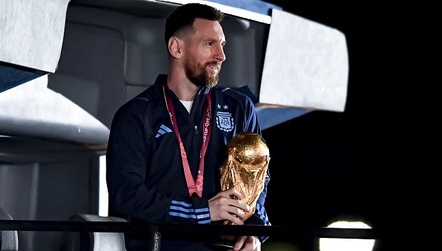 وصول ميسي مع كأس العالم إلى الأرجنتين باستقبال تاريخي ..فيديو