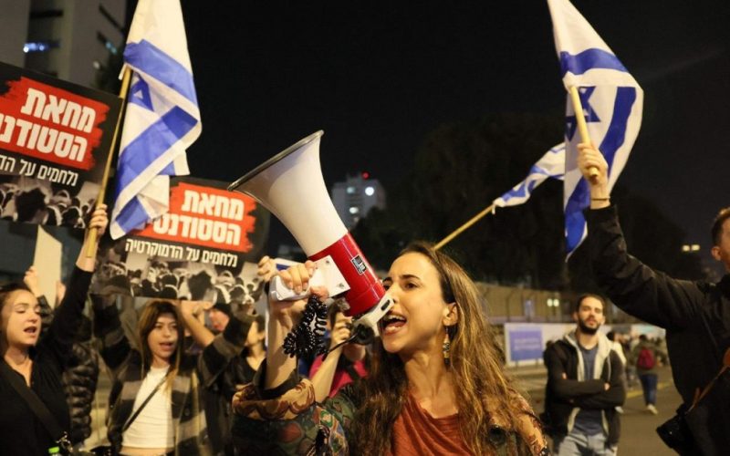 آلاف الإسرائيليين يتظاهرون في تل أبيب تنديدًا بعنف المستوطنين بحق الفلسطينيين