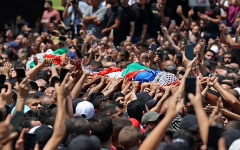 آلاف الفلسطينيين يشيّعون جثامين شهداء مجزرة نابلس بالضفة الغربية