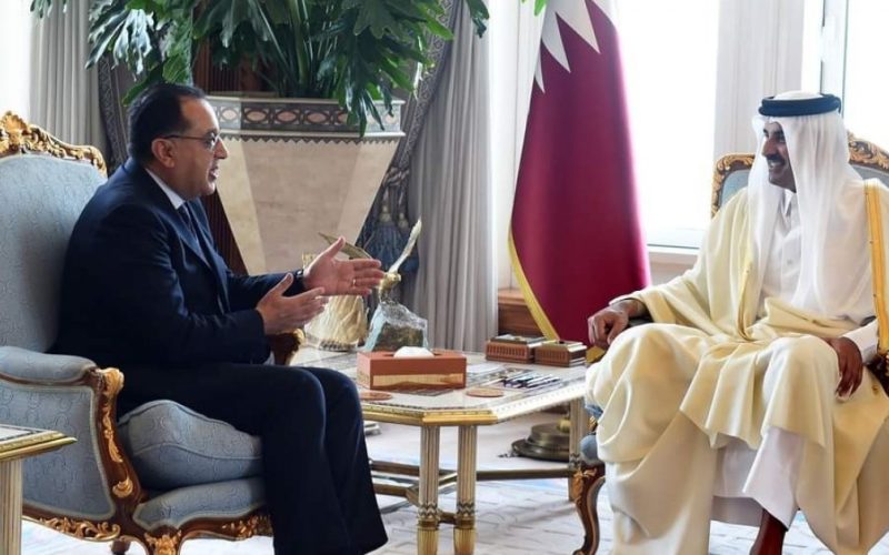 أمير قطر لرئيس وزراء مصر: حريصون على تعزيز العلاقات الثنائية