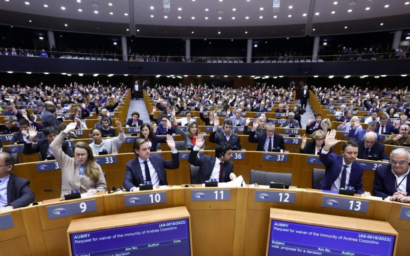 إثر "قضايا فساد".. البرلمان الأوروبي يقرر منع نواب مغاربة من دخول مقره
