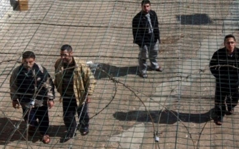 الأسرى الفلسطينيون يواصلون "العصيان" الجماعي ويعتصمون في ساحات السجون الإسرائيلية