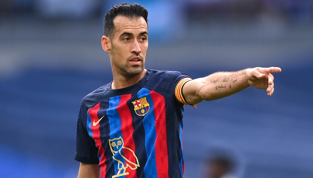 بوسكيتس يطالب برشلونة بتقديم عرض لكي يحسم مستقبله