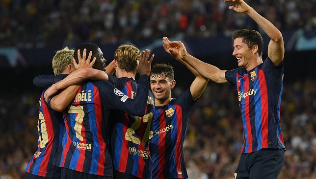 تشافي: برشلونة يمكنه الفوز على مانشستر يونايتد في عقر داره