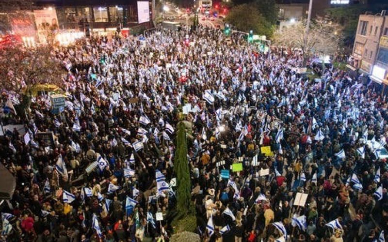 عشرات الآلاف يتظاهرون مجددًا ضد حكومة نتنياهو وخطة "إضعاف القضاء"