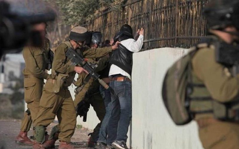 قوات الاحتلال تُنفذ حملة اعتقالات ودهم للمنازل في الضفة والقدس