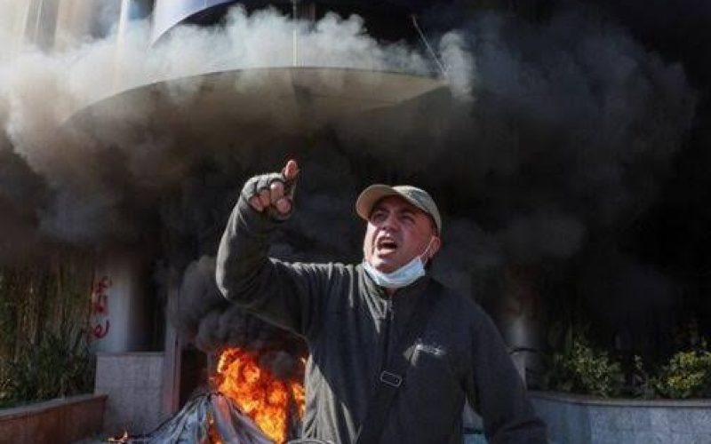 لبنان: مودعون يحرقون بنوكًا في بيروت احتجاجًا على منعهم من سحب مدخراتهم