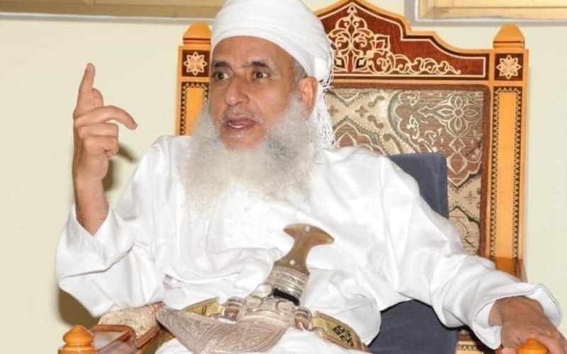 مفتى سلطنة عُمان يرفض قرار حكومته بفتح المجال الجوي أمام الطيران الإسرائيلي