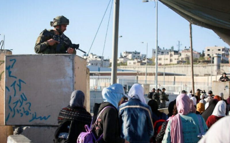 الاحتلال يفرض إغلاقا على الضفة وغزة وسط تواصل انتهاكاته