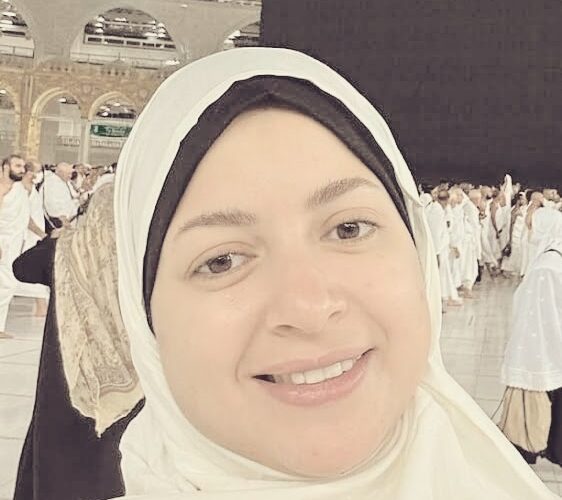 بالصور منى فاروق تطعم الحمام في الحرم المكي