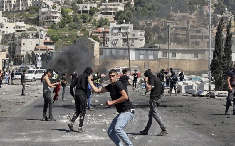 جيش الاحتلال يعتقل عددا من الفلسطينيين وسط اشتباكات مع "فدائيين"