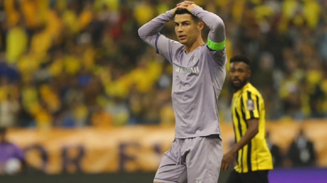 حكم مباراة الاتحاد والنصر يثير الشكوك.. صديق رونالدو المفضل