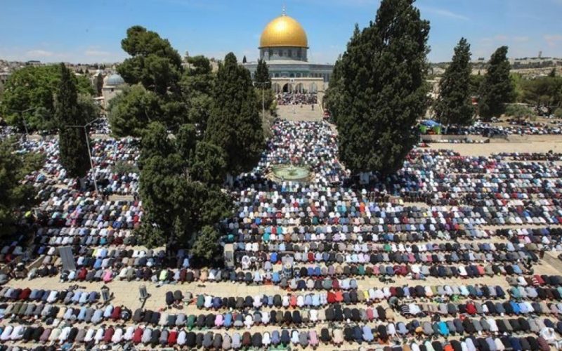 رغم القيود الإسرائيلية.. 70 ألف فلسطيني يؤدون صلاة الجمعة بالمسجد الأقصى